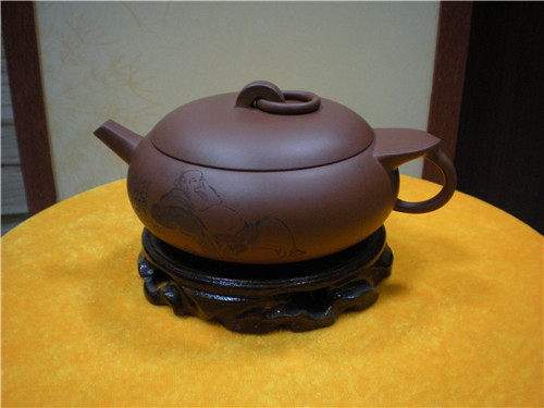 何忍群壺