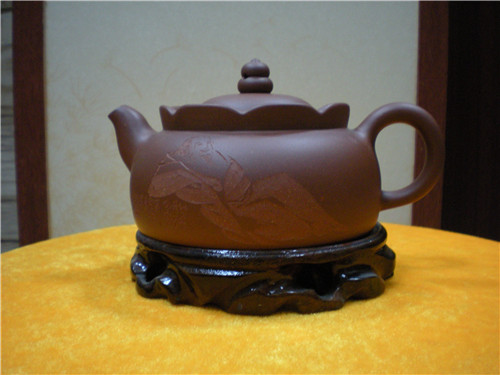 何忍群壺