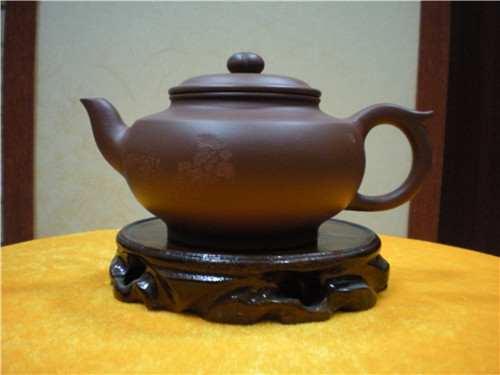 何忍群壺