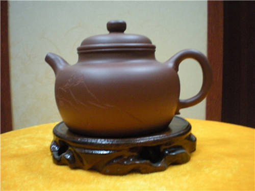 何忍群壺