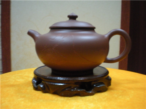 何忍群壺
